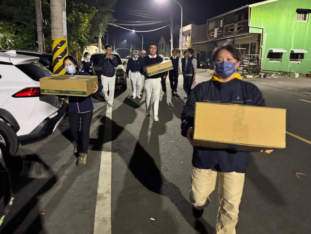 ▲圖:慈濟高雄總動員支援台南慈濟,讓鄉親不受飢寒,更傳為美談。(臉書Anita Tsai 提供)