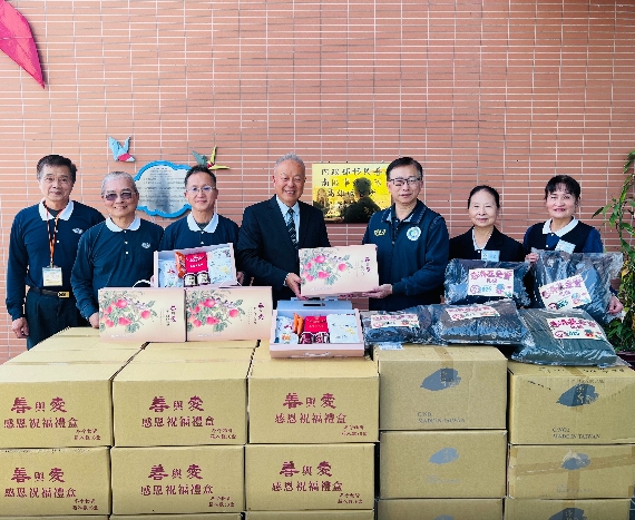 ▲圖：慈濟高雄公傳鄭楊慶，將物資送達移民署永安收容所。(慈濟提供)