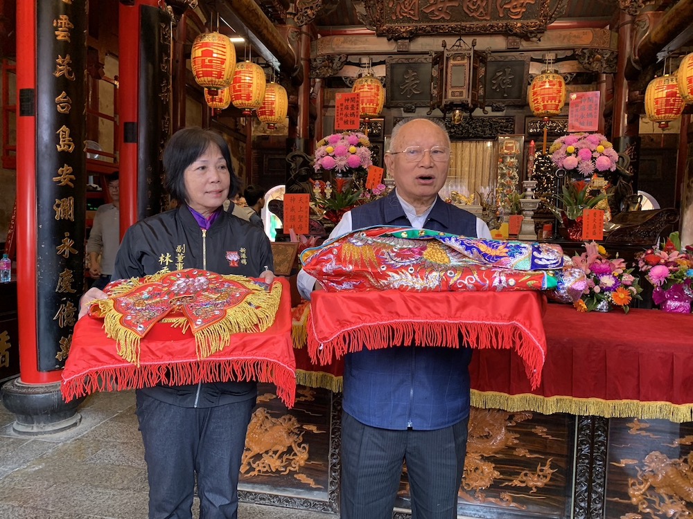 ▲何達煌董事長（右）與副董事長林秀琴議員（左）奉持媽祖新裝。（圖/記者陳惲朋攝）