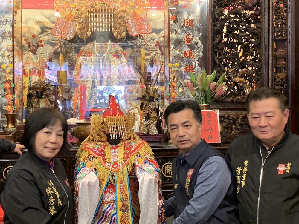 ▲開臺媽換新裝後，由副董事長林秀琴議員（左）及董事們奉持。（圖/記者陳惲朋攝）