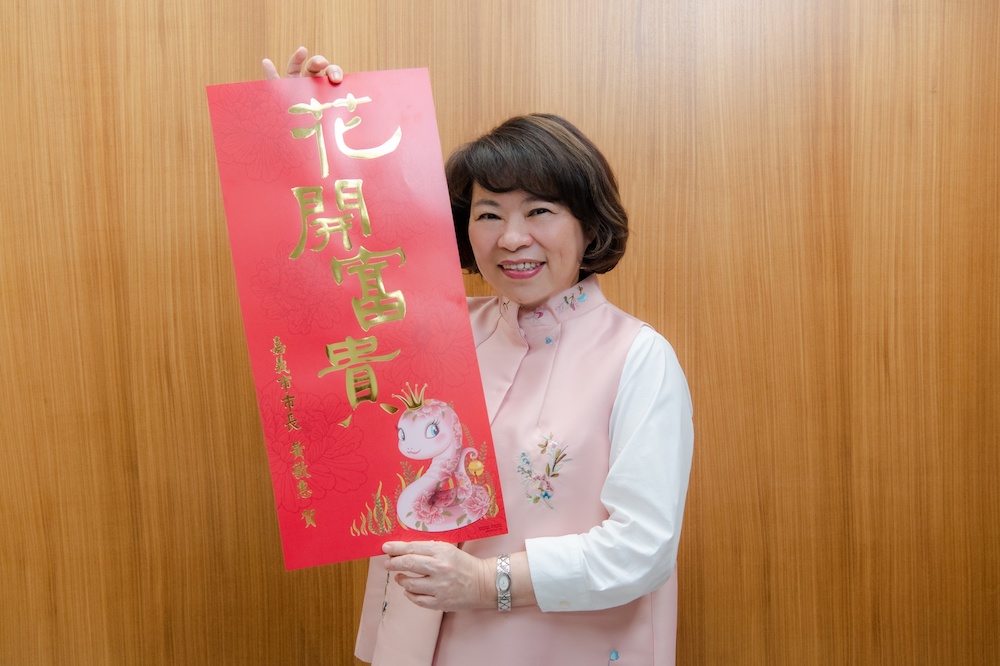 ▲黃敏惠市長開心的展示今年的賀喜春聯。（圖/嘉義市政府提供）