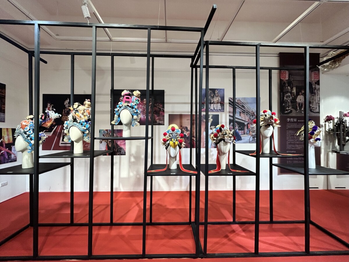 ▲廟宇冠盔結合台灣元素再創新 ，李育昇服裝冠盔工藝中友獨家展出。(圖/中友百貨提供)
