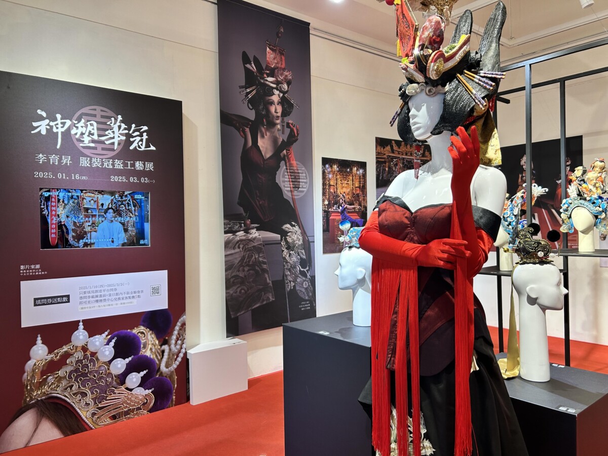 ▲廟宇冠盔結合台灣元素再創新 ，李育昇服裝冠盔工藝中友獨家展出。(圖/中友百貨提供)