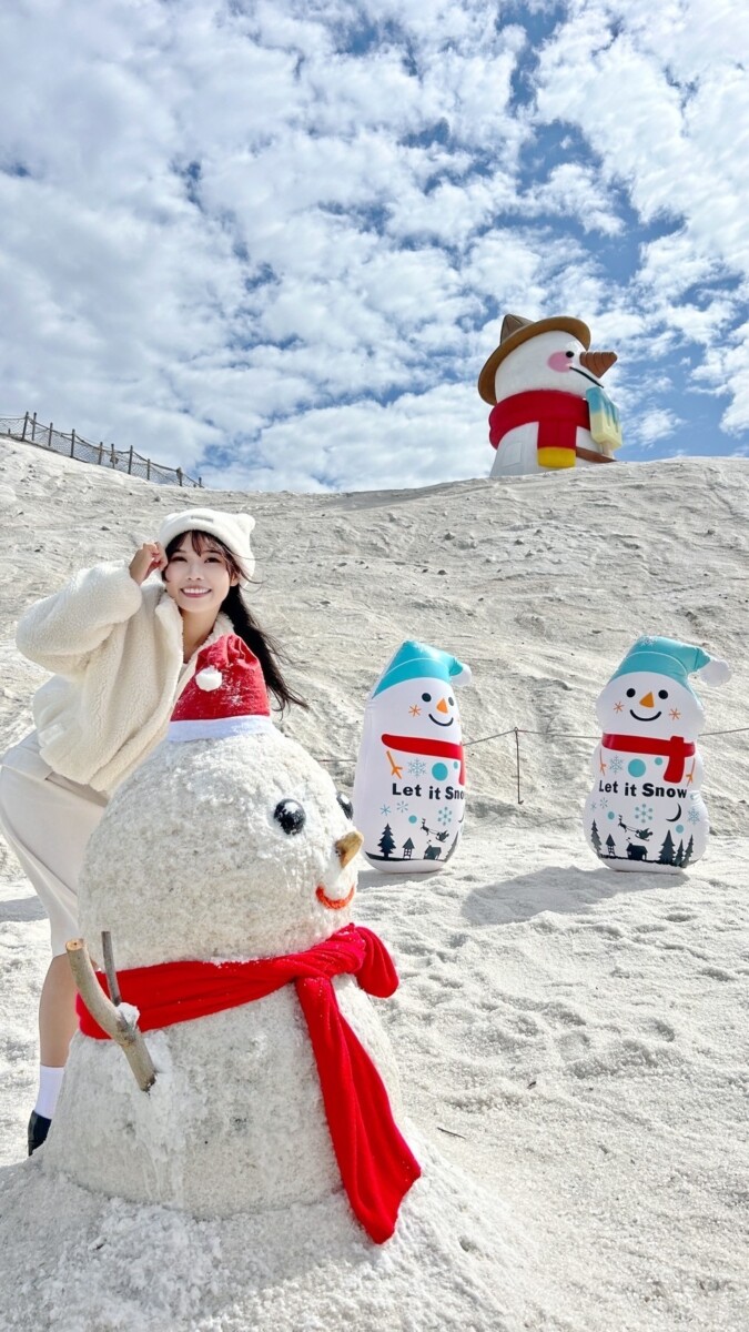 ▲新年走春必訪七股鹽山，體驗療癒雪人AR濾鏡、鹽田玩雪場與不倒翁雪人大軍，讓你玩得「鹹」不下來。（圖／台鹽提供）