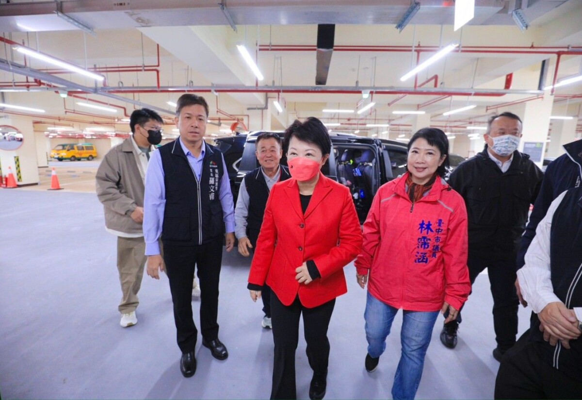 ▲市長盧秀燕與議員出席東區立德地下停車場啟用典禮。(圖/中市府提供)