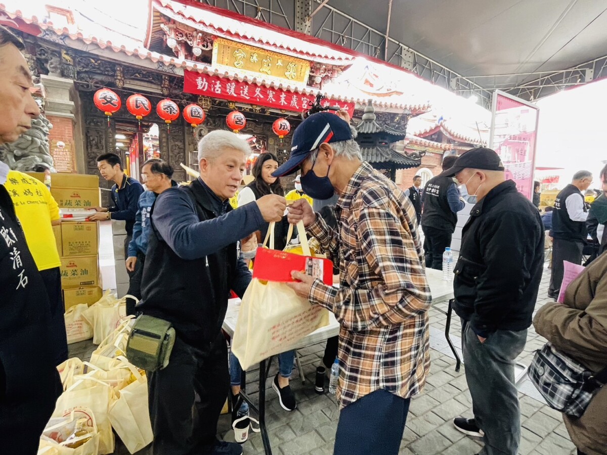 ▲台中樂成宮今(22)日舉辦「慈悲傳遞 寒冬送暖」活動。(圖/記者顏淑娟攝)