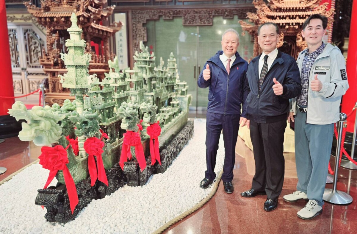 ▲圖：鄭楊慶、黃明聰、楊贄嘉皆見證「九龍玉石龍船」揭幕。(廟方提供)