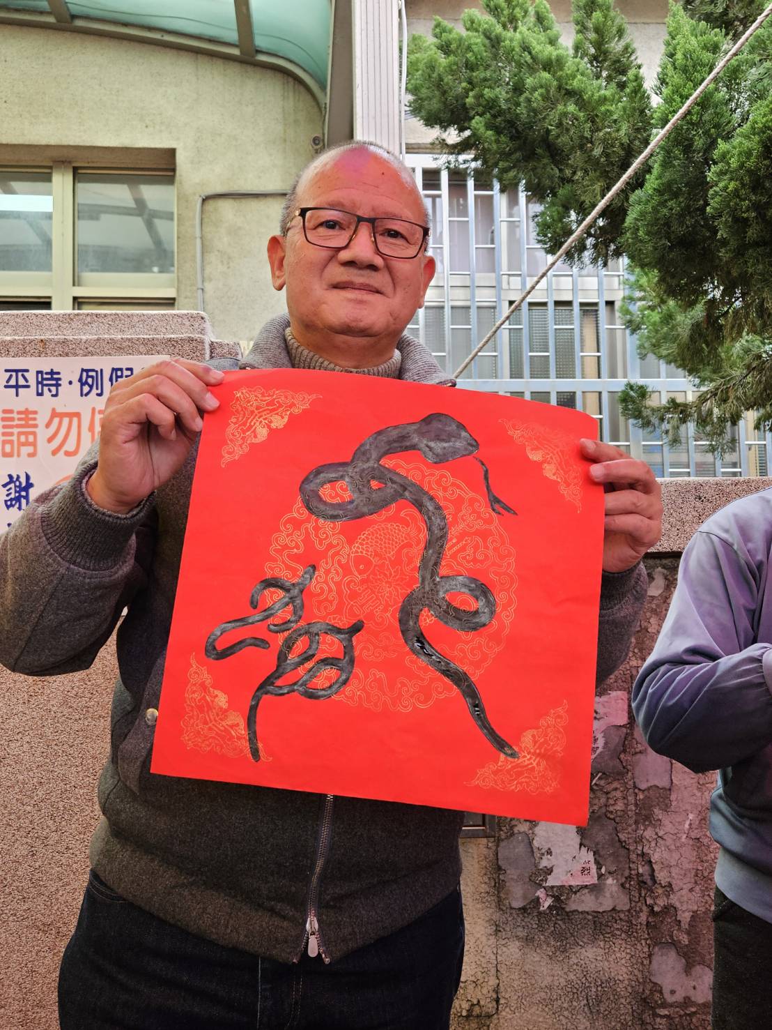 揮毫贈春聯民眾大排長龍索取 台中市議長張清照寫下「蛇」字獻祝福