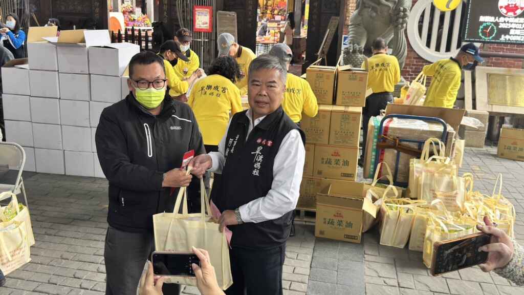 ▲樂成宮董事長何敏誠表示，關懷是持續而為的，樂成宮將不間斷與各界合作舉辦公益活動，善盡宗教團體對社會的責任，期盼能持續把關懷與善念注入到台灣這片美好的土地上。（記者林明佑攝）
