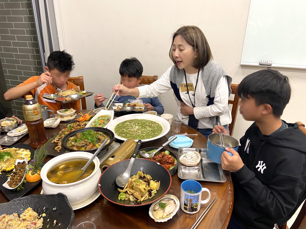 麻葉餐飲集團執行長魏幸怡13年來必陪孩子們一起圍爐_(圖麻葉餐飲集團提供)