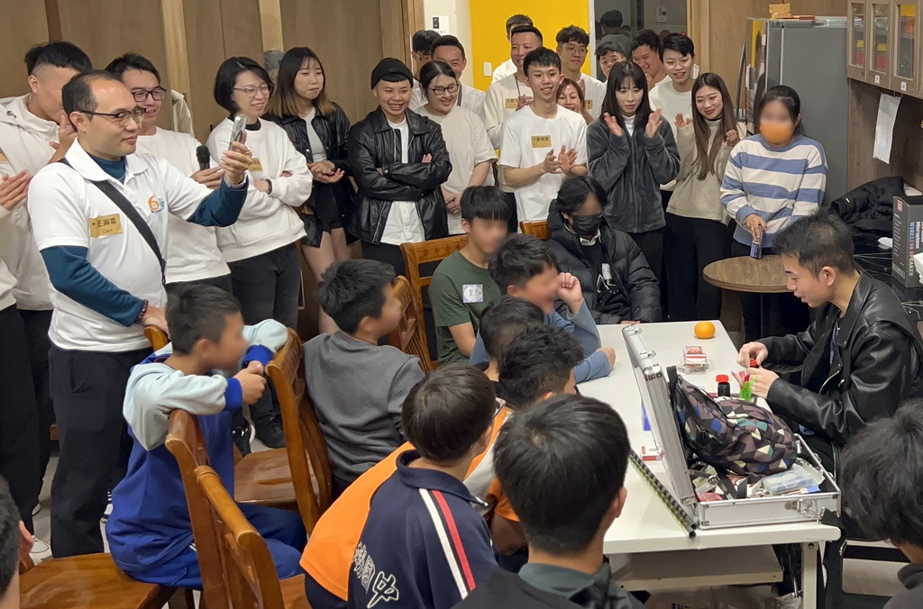 精彩的魔術表演為孩子們帶來歡樂_(圖麻葉餐飲集團提供)