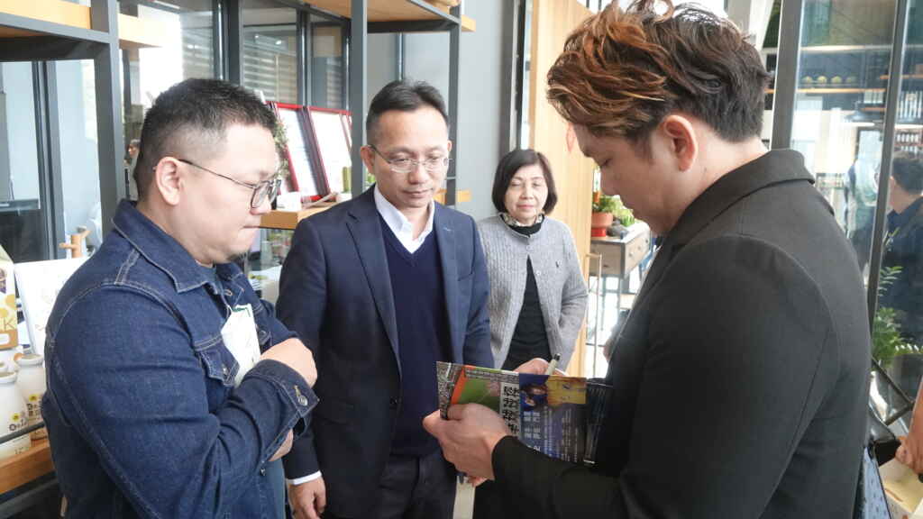 ▲中華職棒傳奇球星周思齊新書簽名。 （記者林明佑攝）