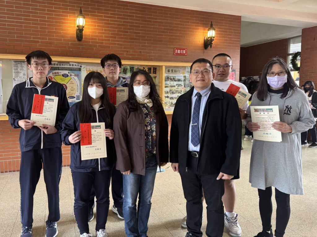 ▲文興高中李佩蓁同學(前排左二)勇奪第13屆大葉財金理財達人股王爭霸賽第一名。（記者林明佑翻攝）