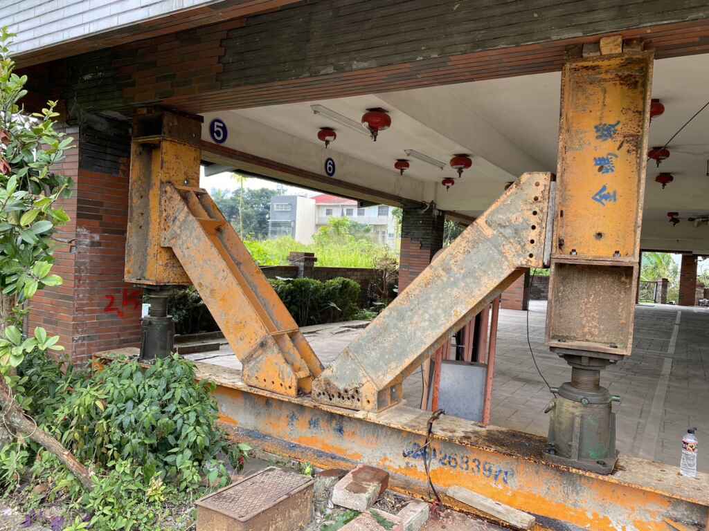 嘉義大埔 0121大地震造成玉井文化大廈四根梁柱受損，工務局與專業技師討論緊急聯絡廠商，施作鋼柱支撐，包含垂直鋼柱及斜撐鋼柱。
