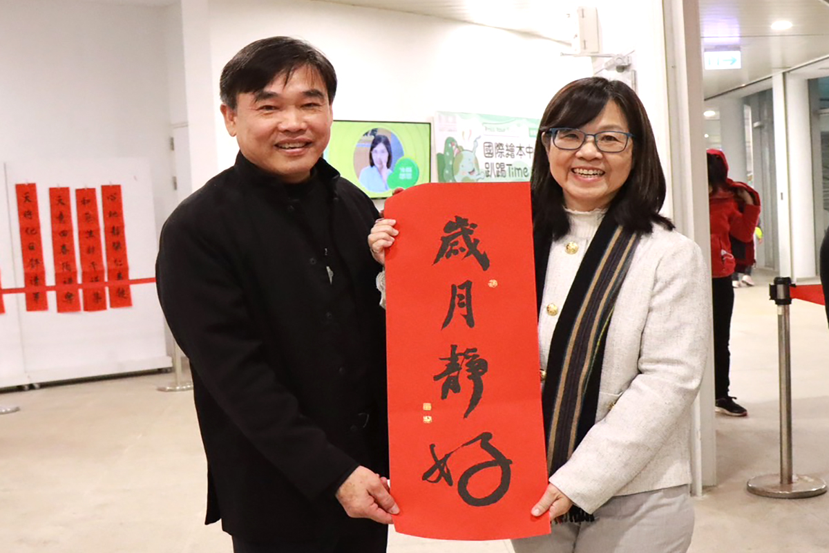 高市圖「借書送春聯」迎金蛇年  傳遞新春喜氣