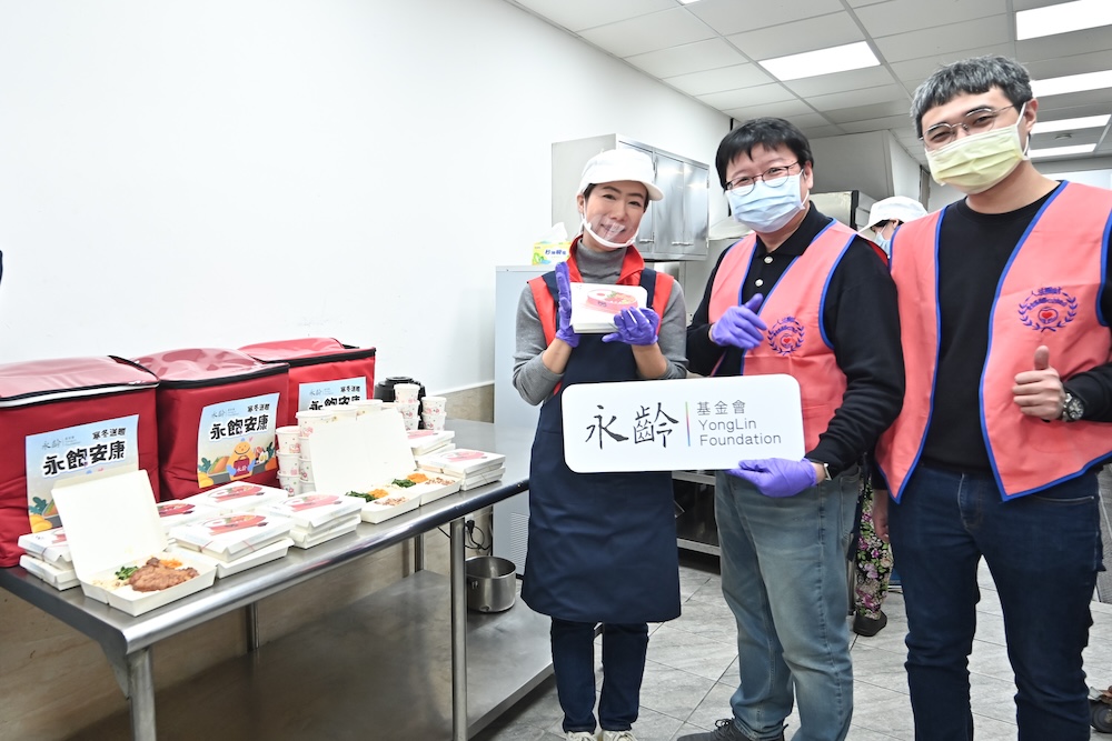 郭台銘再加碼一億善款 永齡基金會郭曉玲下廚送營養餐 222 cnews124250122a06