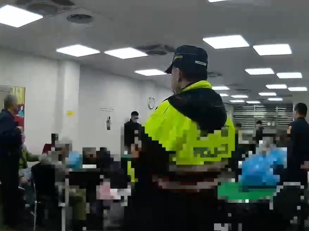 休閒棋牌社掛羊頭賣狗肉 萬華警破獲百人賭場 217 cnews204250122a05