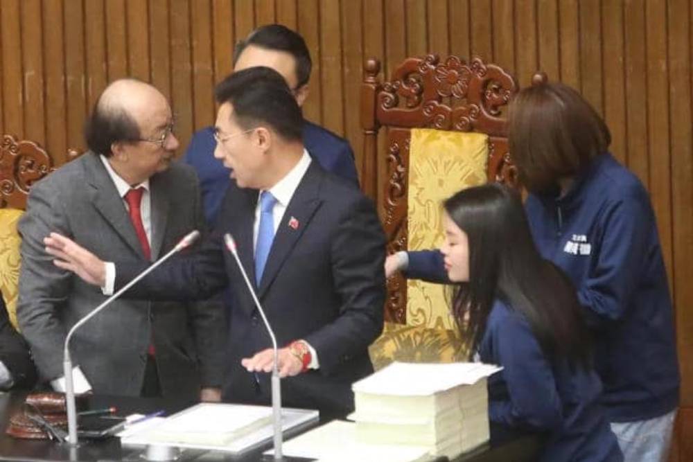 【藍蝴蝶專欄】本命區強震胡謅老天震怒 柯總召與賴主席有仇? 208 【藍蝴蝶專欄】本命區強震胡謅老天震怒 柯總召與賴主席有仇? 207
