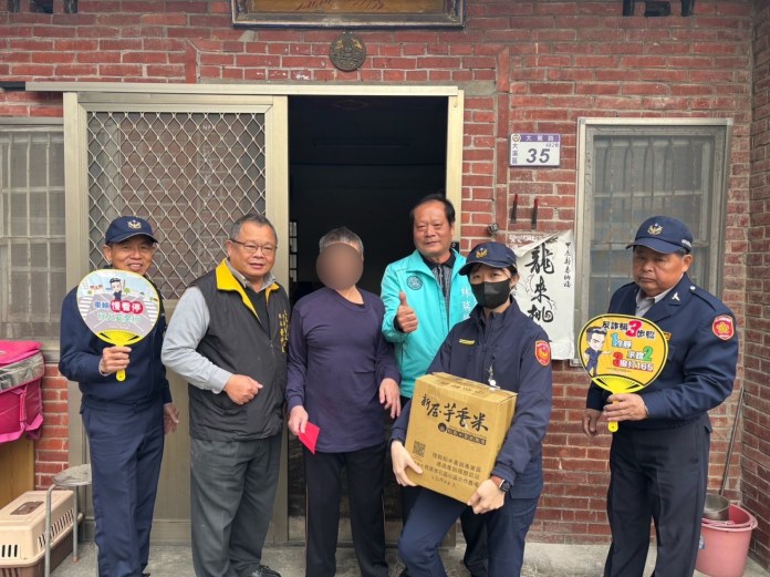 大溪中新派出所、警友站攜手送暖 12戶弱勢家庭受惠 65 S 234414115 0