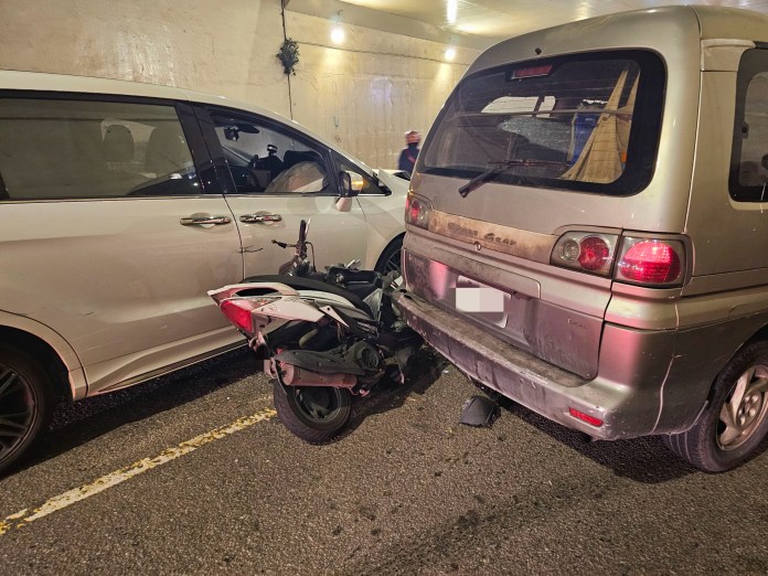 中壢普忠地下道5車連環撞 騎士遭夾擊送醫 62 S 11845734 0