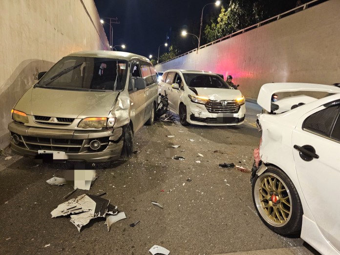 中壢普忠地下道5車連環撞 騎士遭夾擊送醫 63 S 11845729 0