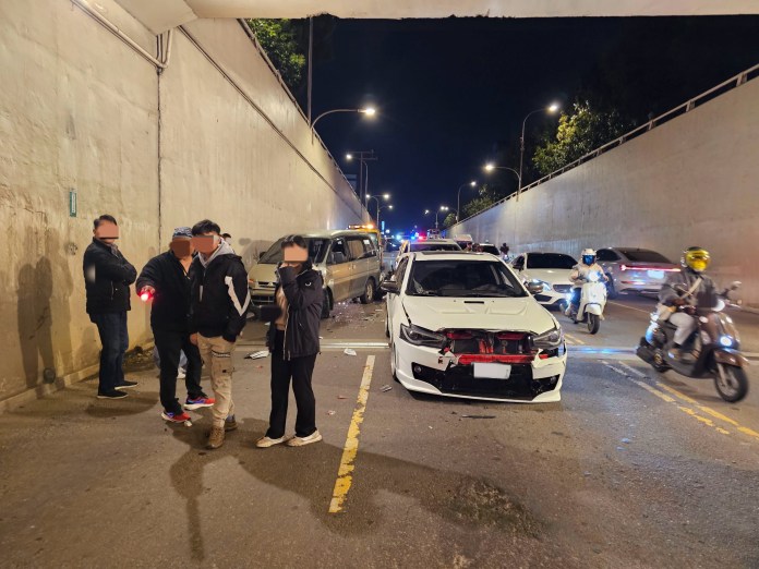 中壢普忠地下道5車連環撞 騎士遭夾擊送醫 64 S 11845731 0