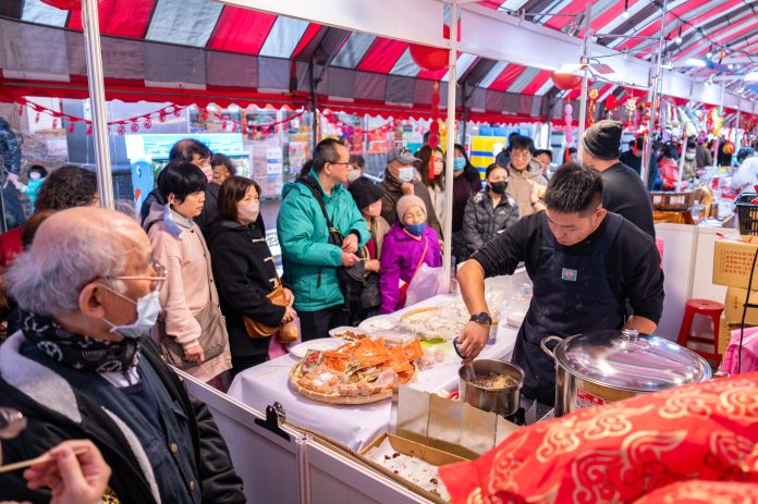 桃園年貨大街肉鬆驚見「綠色塑膠片」民眾險吃下吐 67 7R507957 0 scaled