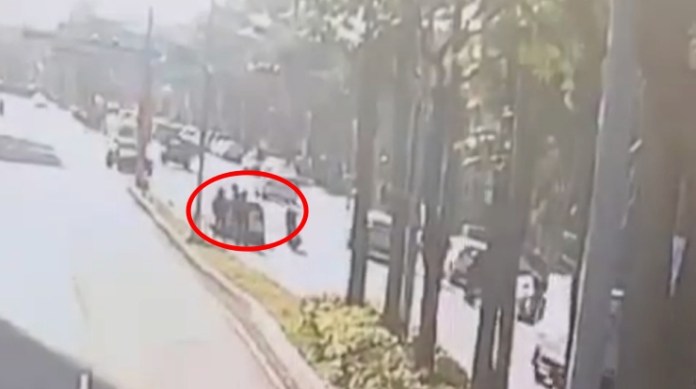【有片】為超車當街大打出手!2男下場尷尬了 75 1737516014129