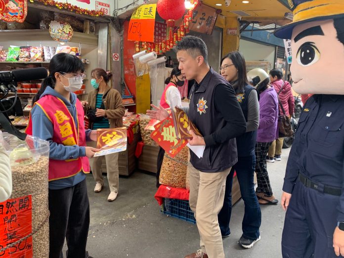 龜山警走入市場發紅包袋 加強民眾防竊觀念 69 S 373678109 scaled