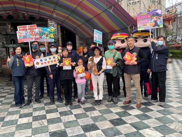 龜山警走入市場發紅包袋 加強民眾防竊觀念 70 S 373678106 scaled