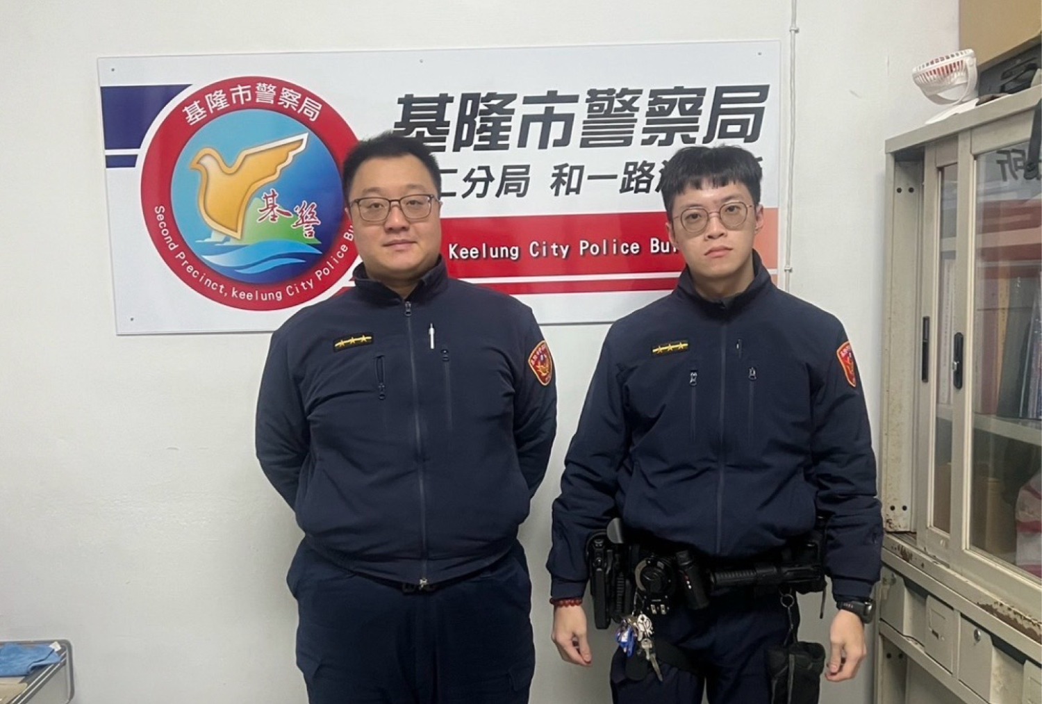 第二分局和一路派出所警員潘禹叡(左)、呂佳駿(右)。(記者薛秀蓮翻攝)