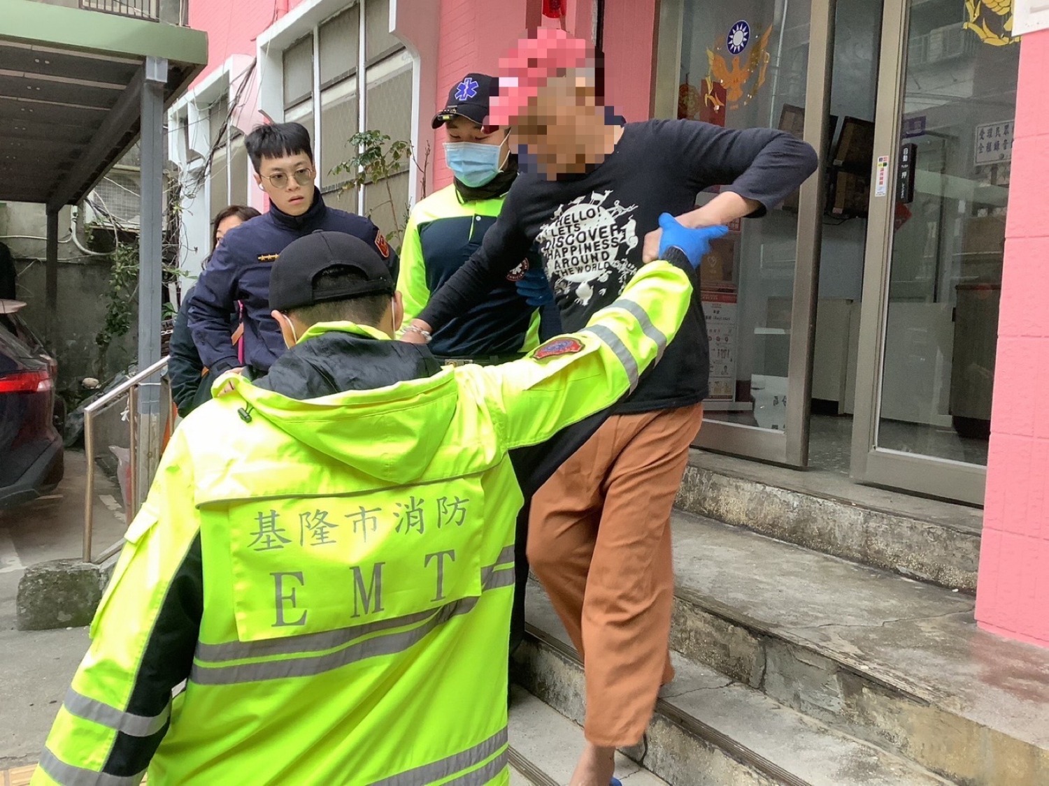 消防人員檢查老翁身體。(記者薛秀蓮翻攝)