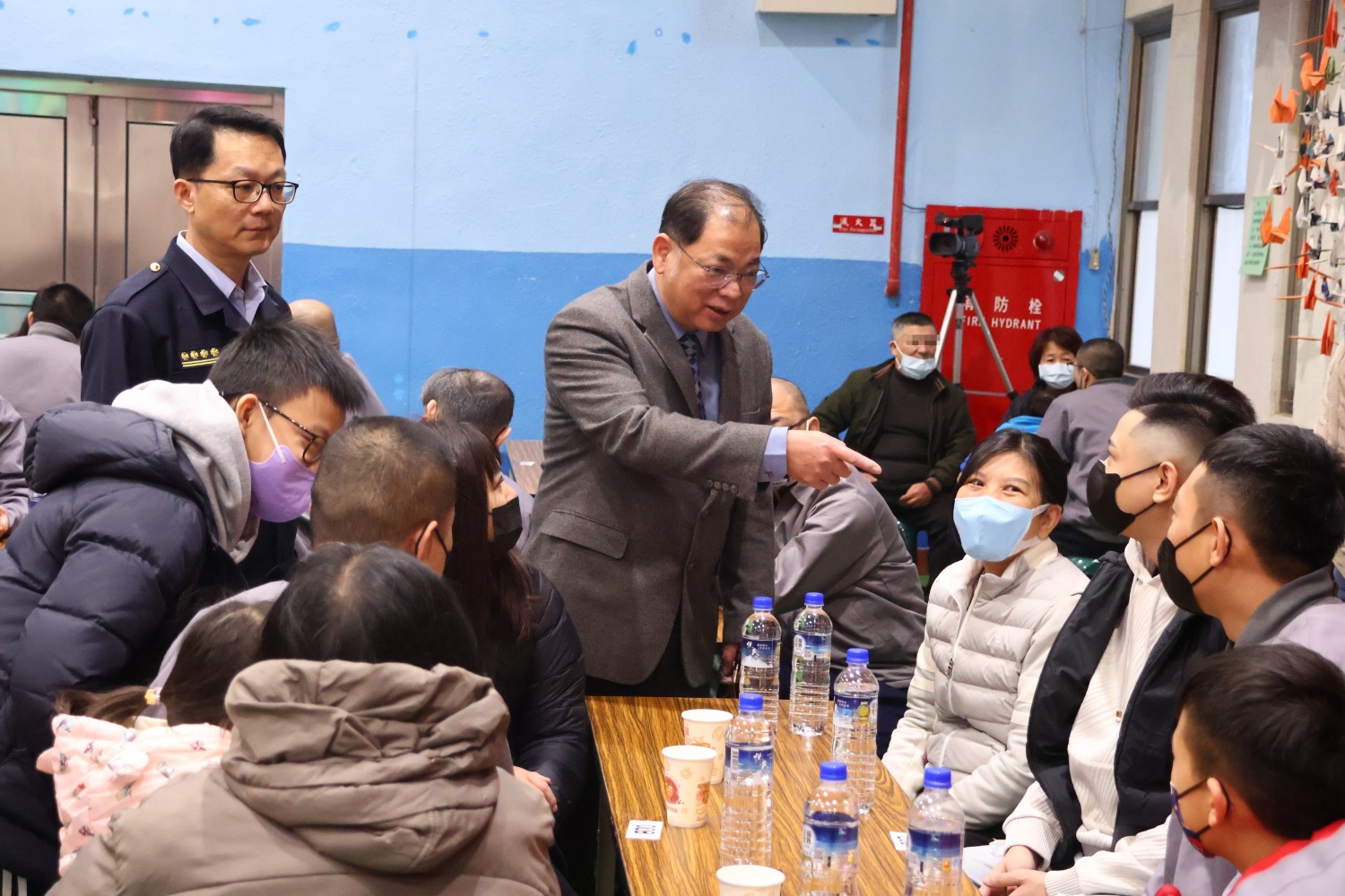 曾文欽典獄長親切關懷,勉勵受刑人。(圖/記者林照東翻攝)