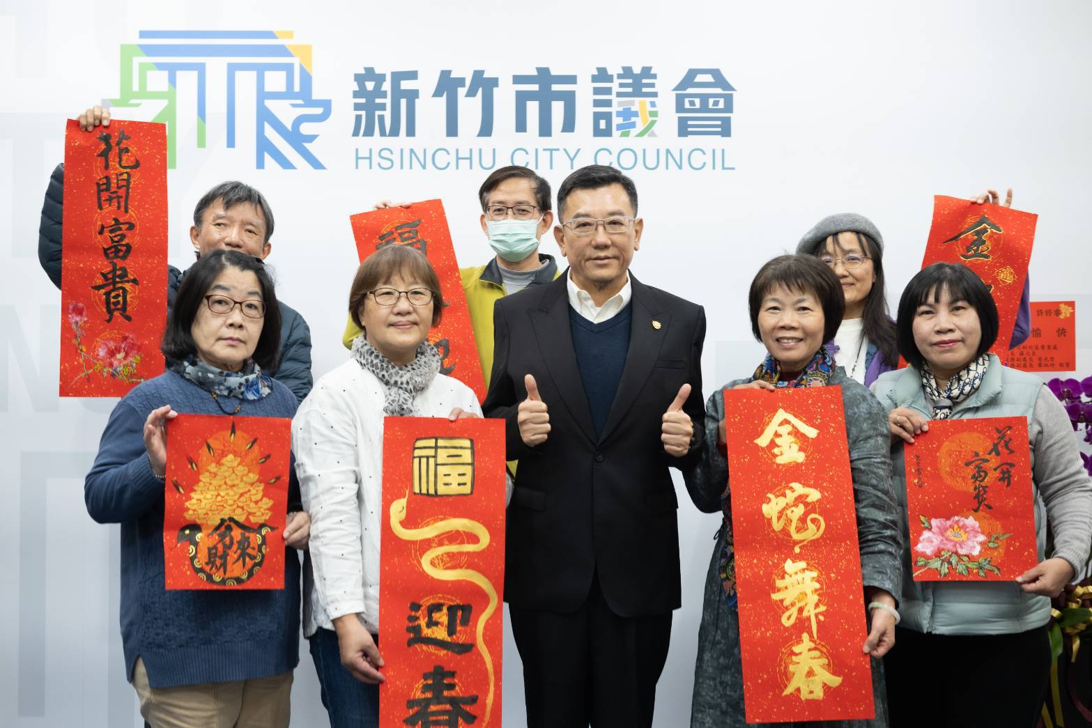 新竹市議長許修睿感謝范素鑾等七位書法老師,春聯揮毫為捐血活動增添溫馨年味。(圖/記者黃溎芬翻攝)