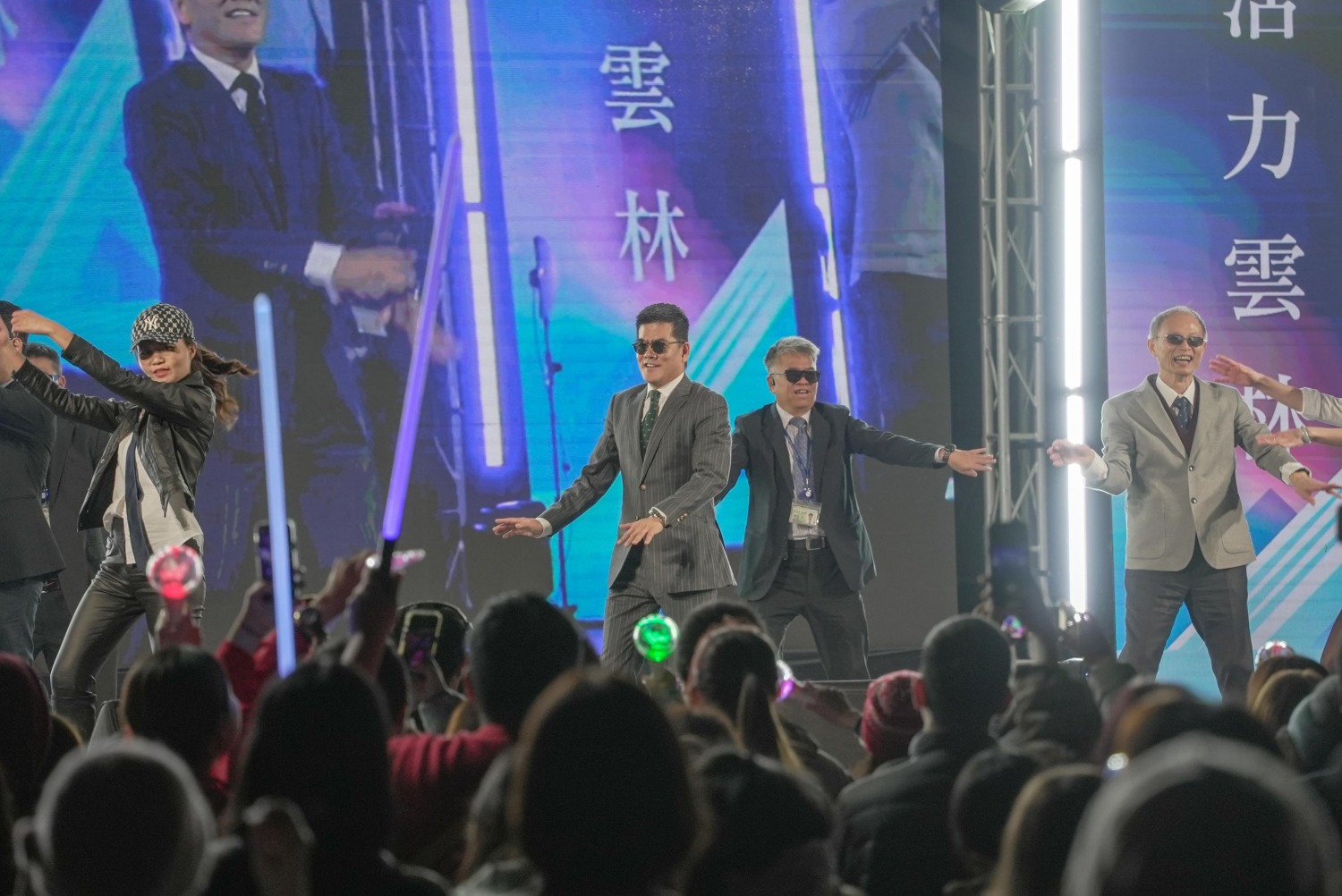 臺大醫院雲林分院望年會戶外搖滾首創醫界新風貌,院長(後左2)領銜粉墨登場。(圖/記者葉子綱翻攝)