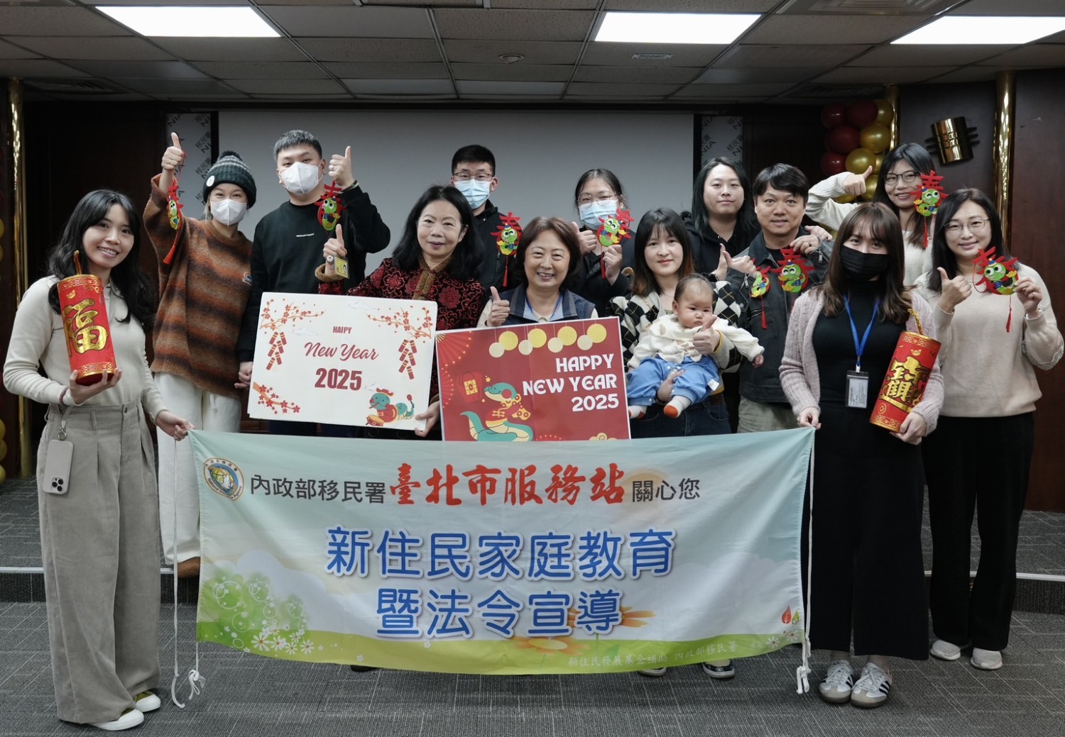 移民署臺北市服務站於今日舉辦家庭教育與法令宣導課程,與會的新住民們一同在春聯貼上Q版小蛇圖騰迎蛇年。(記者 黃荷琇翻攝)