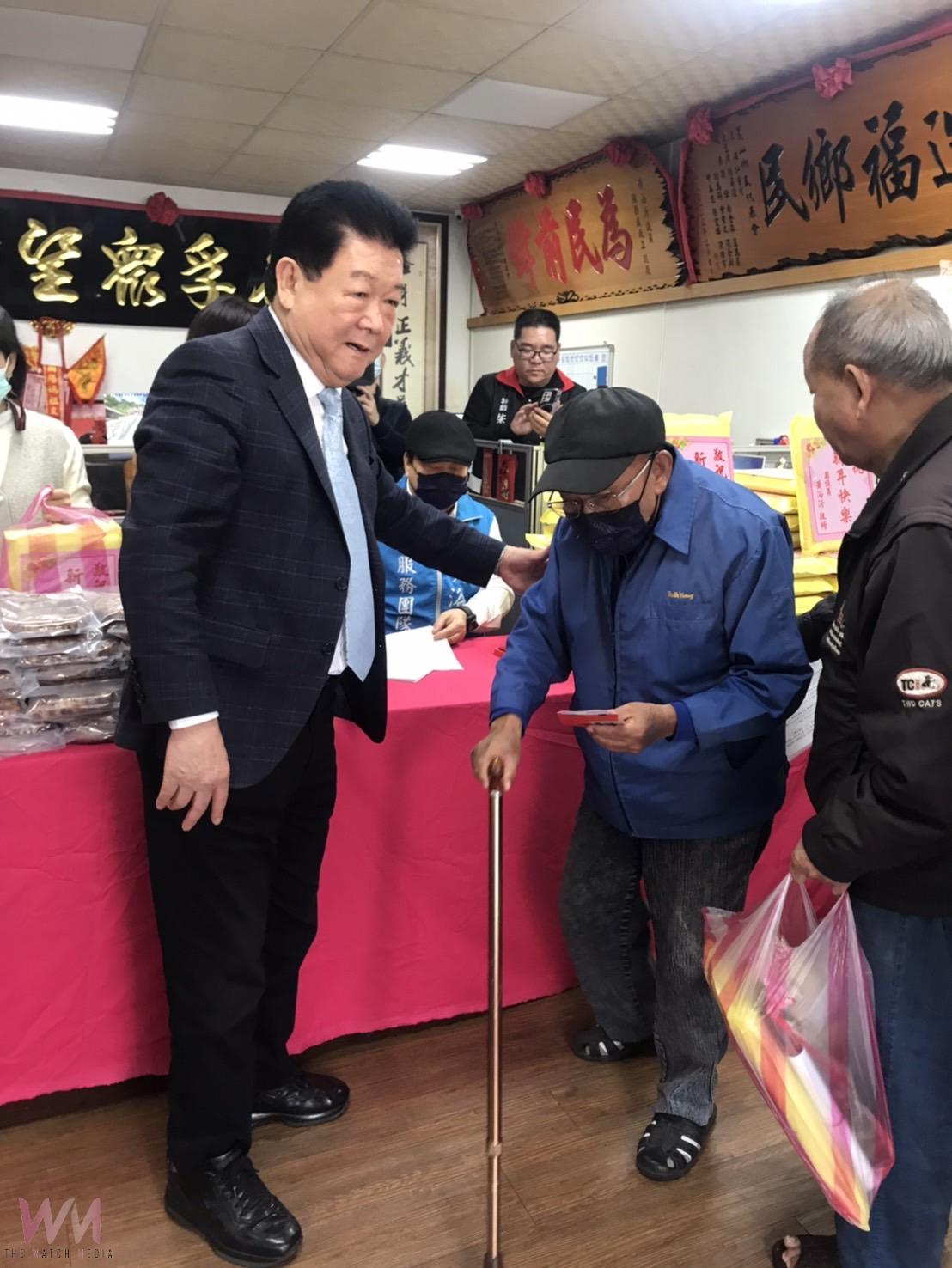 民代自辦「冬令救助」十多年不中斷 黃浴沂議員苦人所苦加惠鄉親 - https://www.watchmedia01.com