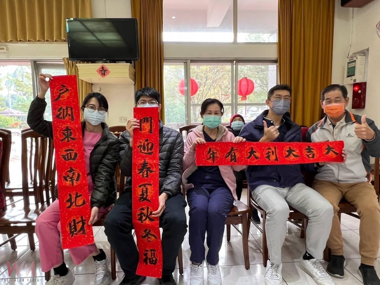 (有影片)/書法揮毫迎蛇年 彰化榮家春節揮毫贈春聯增添文化氣息 - https://www.watchmedia01.com