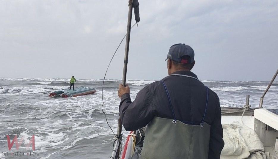 (有影片)/雲林外海海象惡劣膠筏翻覆 許厝寮海巡與漁民合力救援成功 - https://www.watchmedia01.com