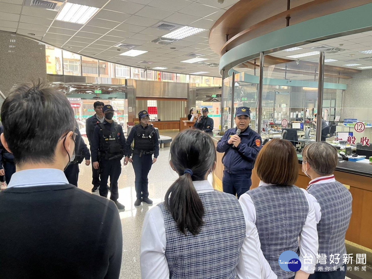 竹市警察局第一分局加強員警於轄內金融機構守望。