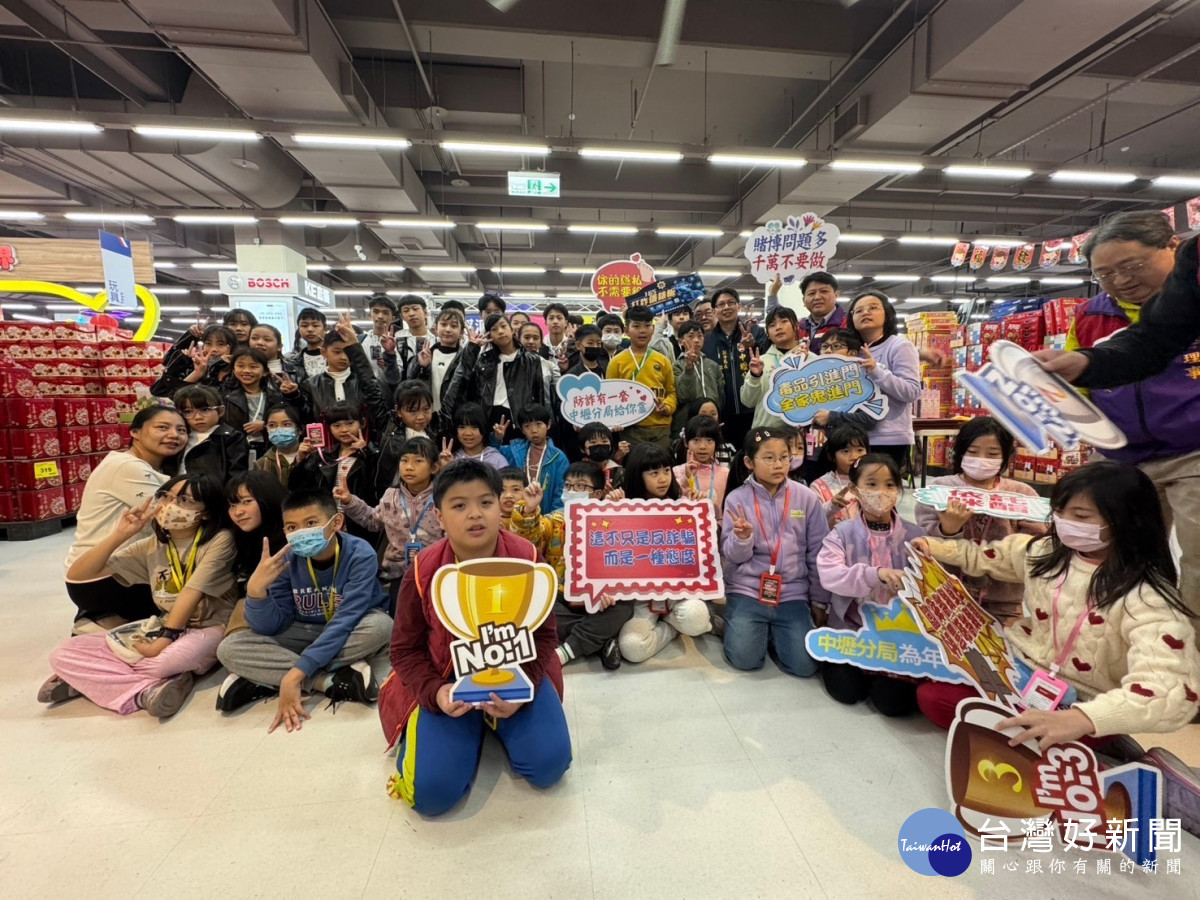 中壢警分局舉辦114年寒假「動感青春派對」,趣味競賽玩的不亦樂乎,十分熱鬧。