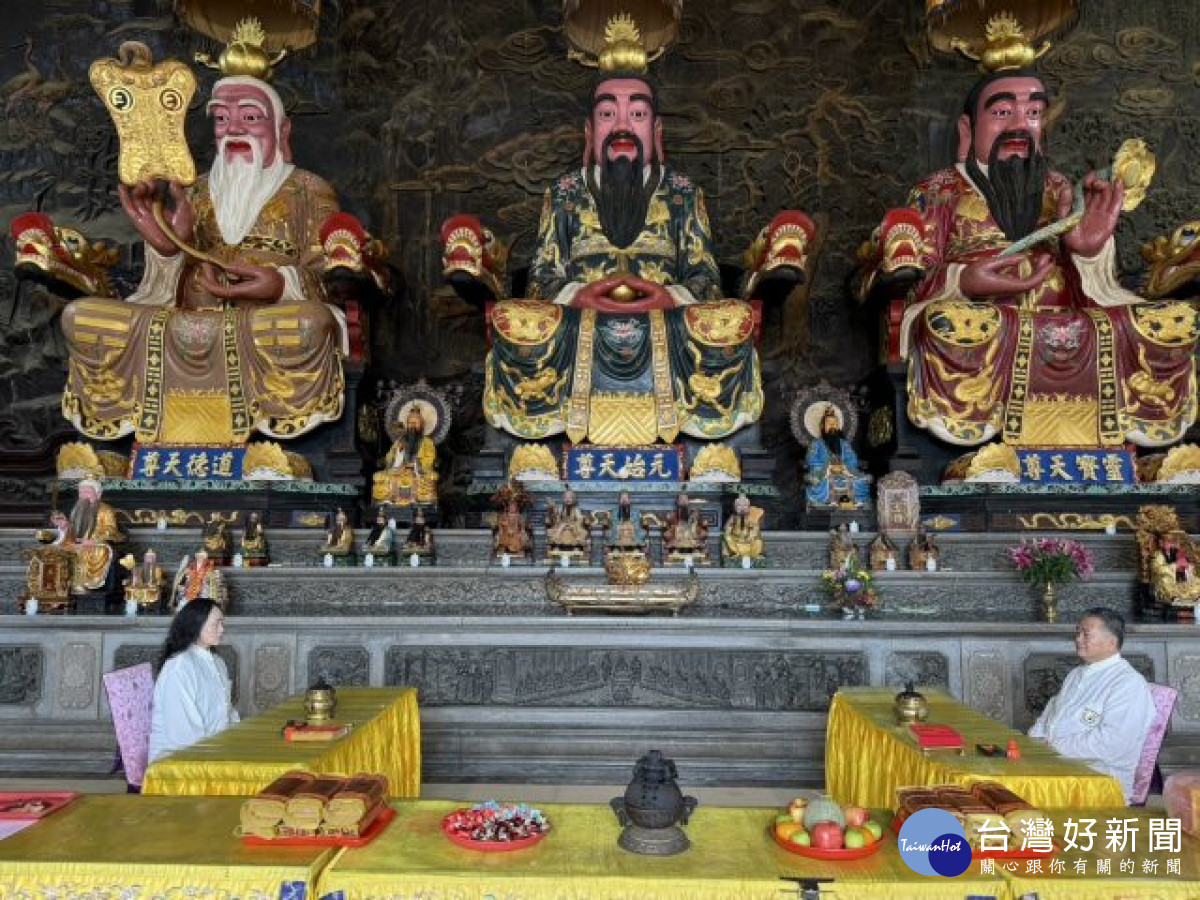 農曆十二月二十四清塵送神日，無極三清總道院神職人員靜坐忙於接神，主委鄭銘輝及夫人充任接待員，寺廟各職其司，透出台灣濃厚的過年喜氣。 （記者陳榮昌攝）