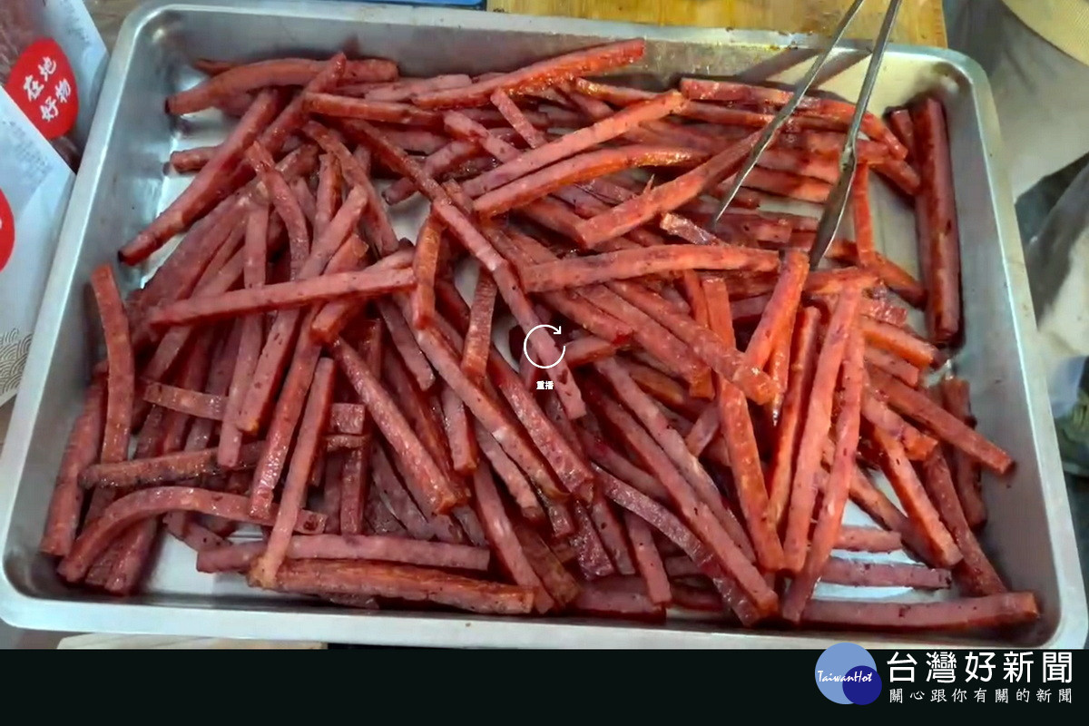 桃園市政府衛生局人員前往肉條廠商現場進行食安稽查。<br /><br />