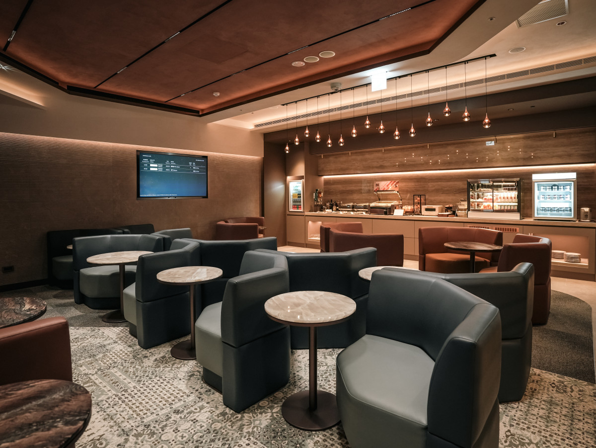 GALACTIC Lounge共有21席座位,提供置物櫃置放手提行李、免費 Wi-Fi及充電插座,讓候機旅客在出發前享受美好的休憩時光。