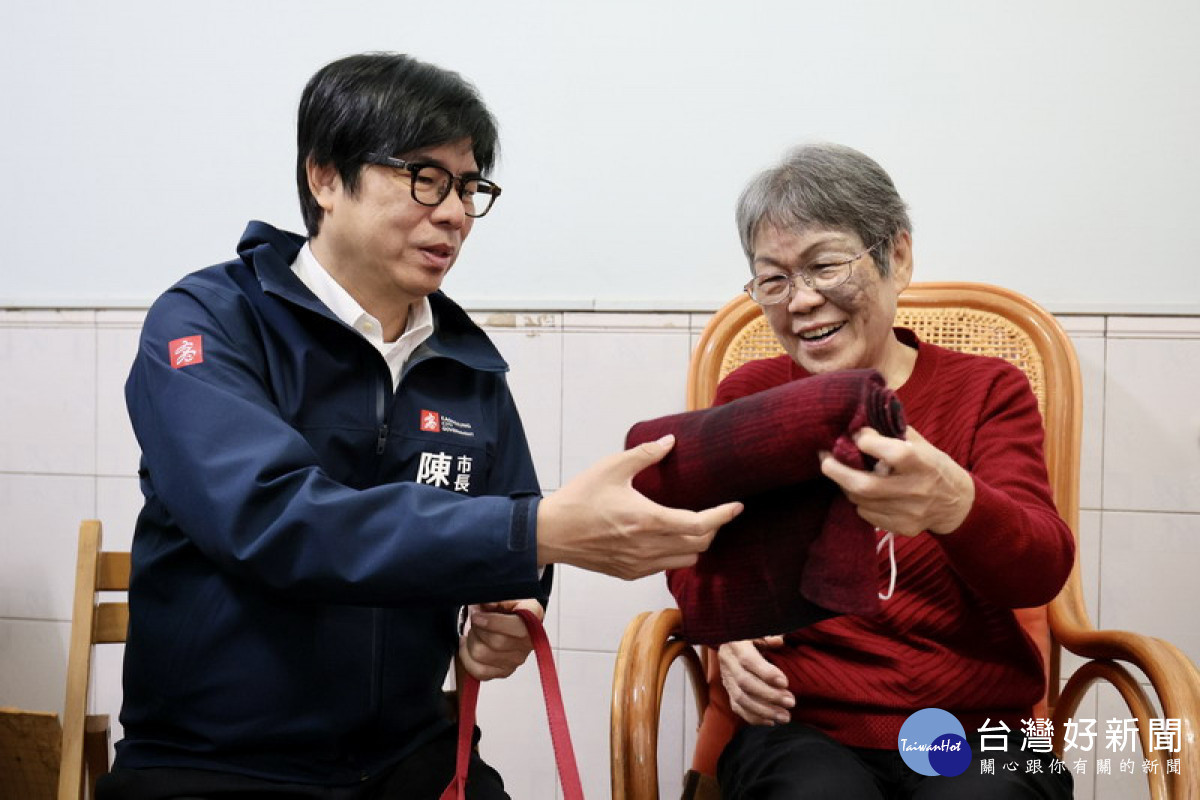 ▲陳其邁新春送溫暖，長輩樂開懷。