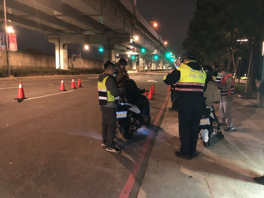 圖/環保局指出,自1月1日起,使用未經認證排氣管遭警方攔檢,可依道路交通管理處罰條例處新臺幣900至1,800元罰鍰。(新北市環保局提供)