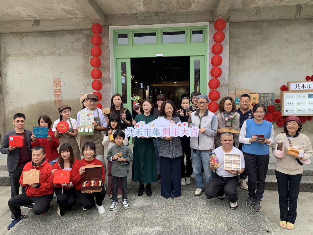 ▲李寗潔總幹事與李碧雲鄉長與共禾市集的品牌業者一起合影。(圖/記者陳惲朋攝)