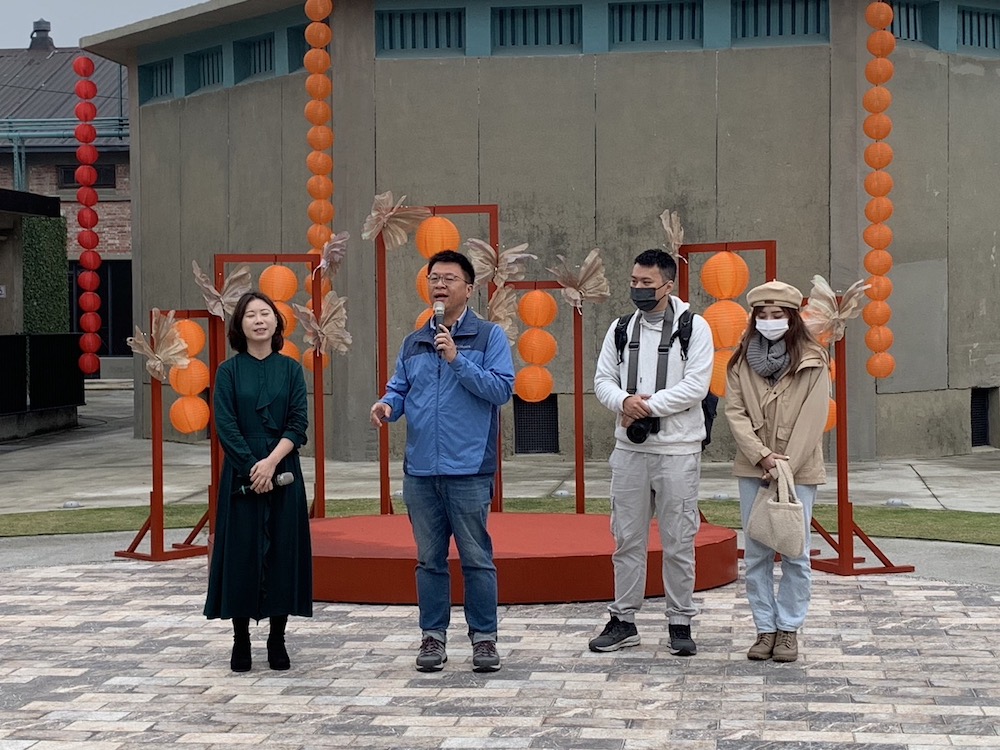 ▲中埔農會李甯潔總幹事（左）邀請知名旅遊作家肉魯（左二）等人到場參與記者會。（圖/記者陳惲朋攝）