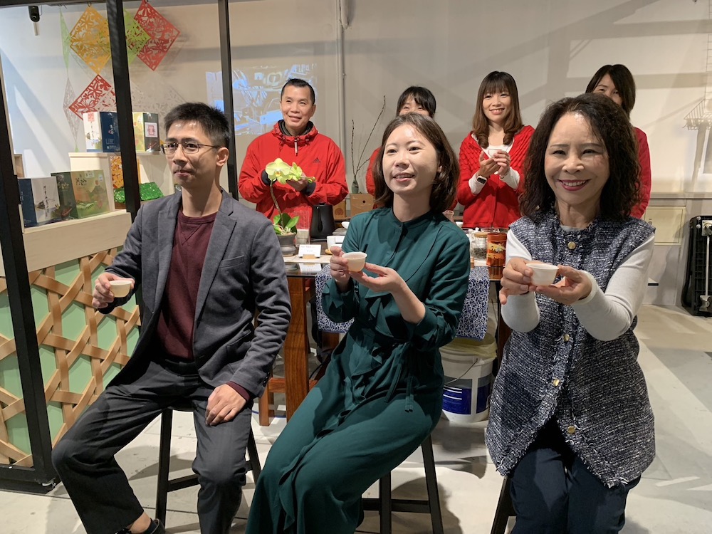 ▲李碧雲鄉長（右）、李寗潔總幹事（中）及有嘉木鄧仕禎經理（左）一起品好茶。（圖/記者陳惲朋攝）