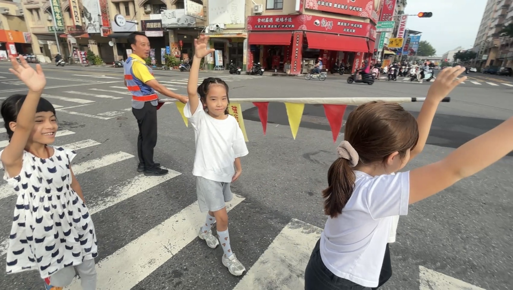 「高高舉起手，請你看見我」臺南市教育局推動學童「舉手過馬路」安全運動